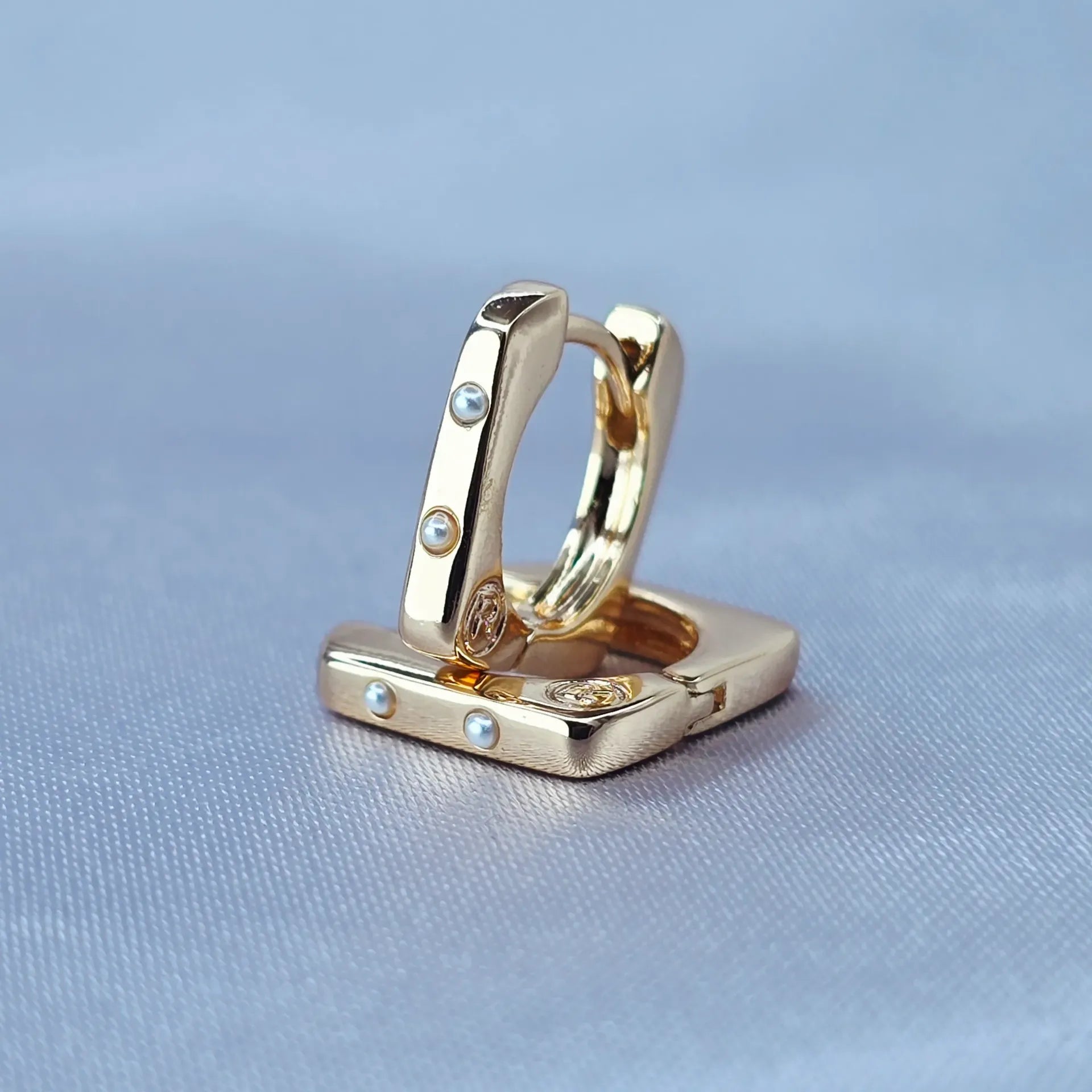 Huggie Cuadro con Cuatro Perlas