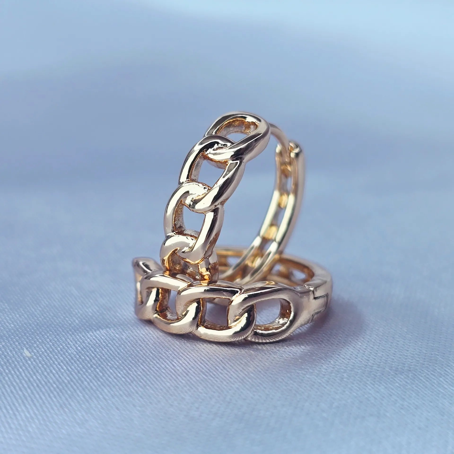 Huggie Barbada Discreta de Oro Oro Laminado 18K