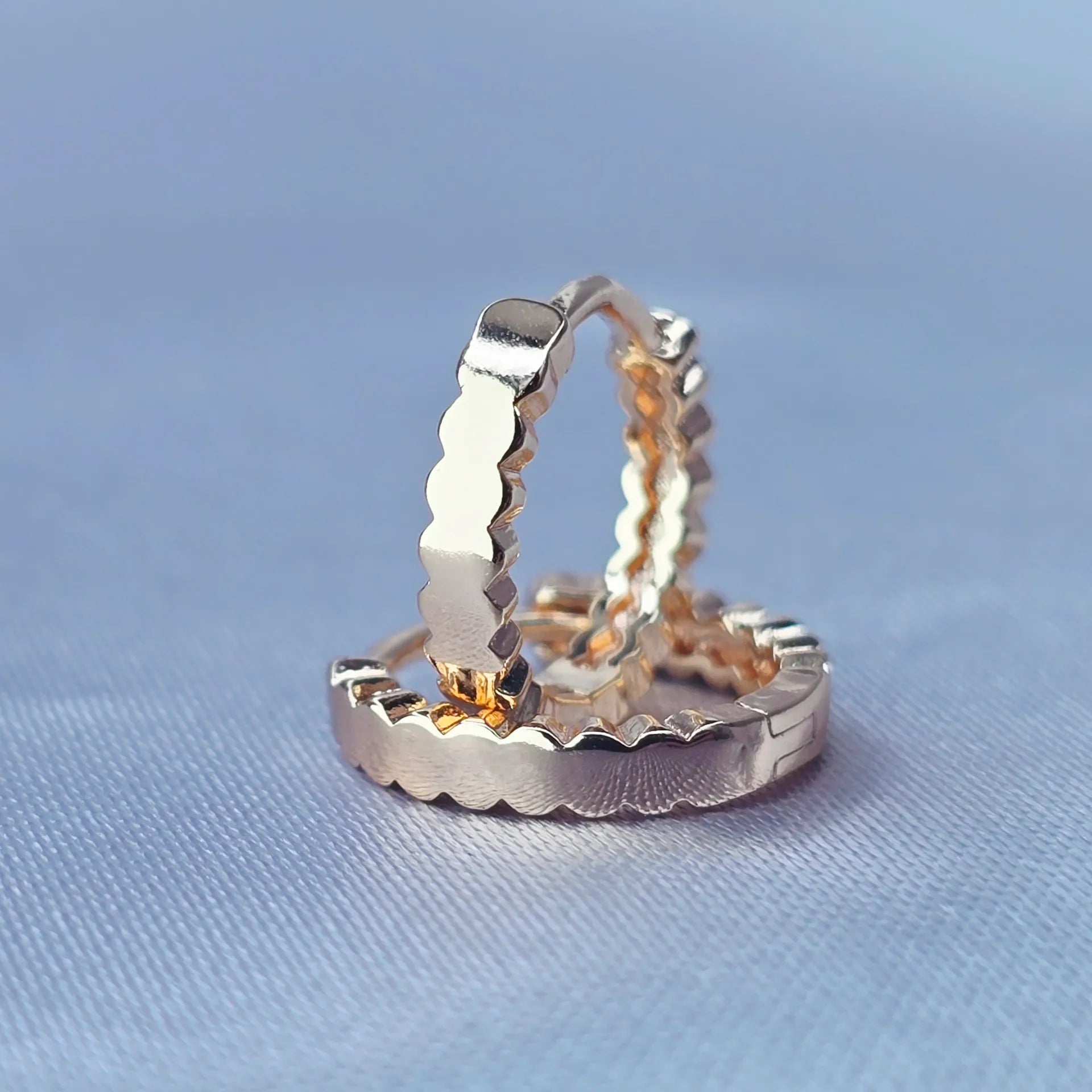 Huggie Calidez Oro Laminado 18K